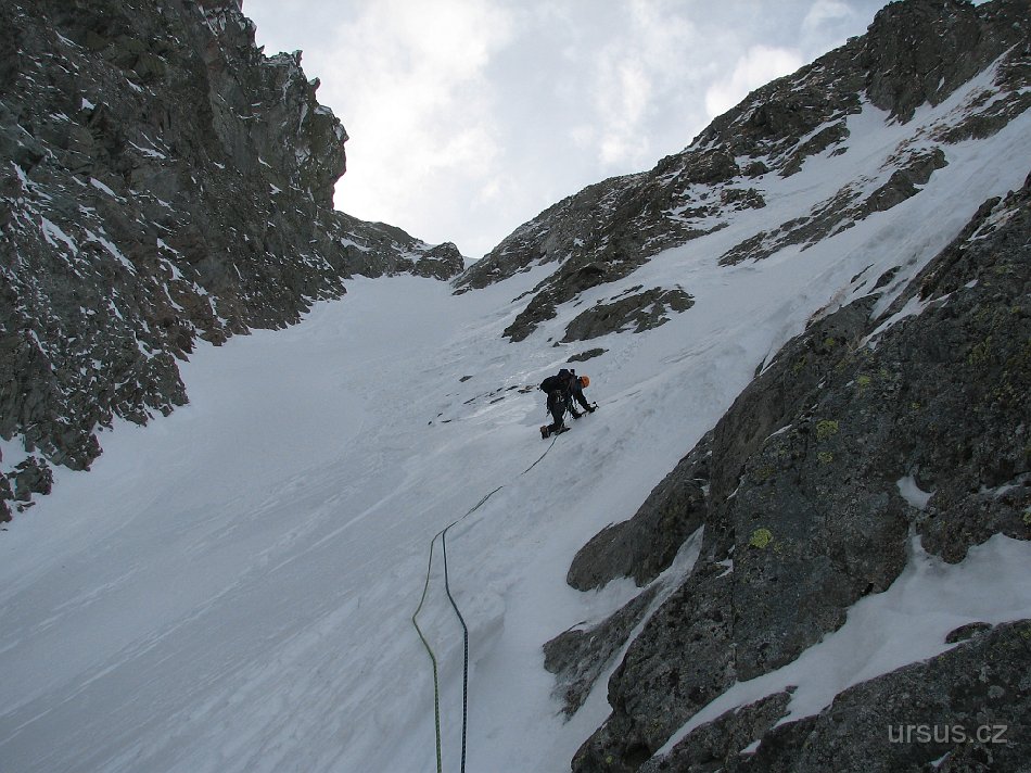 tatry 318.jpg - V levé části žlabu je nafoukaná obrovská hromada sněhu, pravá část je naopak vyfoukaná a převažuje zmrzlý firn, po kterém se sestupuje velmi příjemně. Mačice i cépky drží jak přibité.